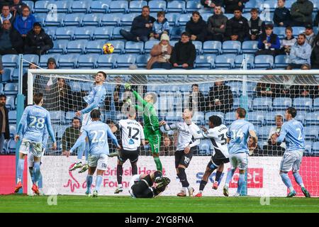 Gardien de but, #1, Oliver Dovin de Coventry saute les poings tendus pendant le match du Sky Bet Championship entre Coventry City et Derby County à la Coventry Building Society Arena, Coventry, le mercredi 6 novembre 2024. (Photo : Stuart Leggett | mi News) crédit : MI News & Sport /Alamy Live News Banque D'Images