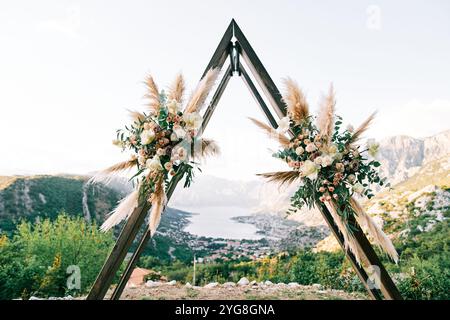 Vue à travers l'arc-wigwam de mariage sur la montagne à la vallée de la baie de Kotor. Monténégro. Photo de haute qualité Banque D'Images