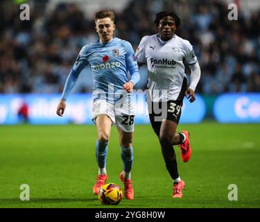 Josh Eccles de Coventry City va de l'avant avec le ballon lors du match du Sky Bet Championship Coventry City vs Derby County à Coventry Building Society Arena, Coventry, Royaume-Uni, 6 novembre 2024 (photo de Gareth Evans/News images) Banque D'Images