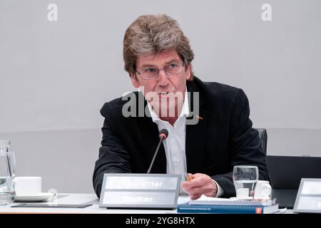 2024-04-17 Néerlandais Tweede Kamer débat plénier DEN HAAG, PAYS-BAS - 17 AVRIL : Willem Boutkan PVV lors du débat plénier à la Tweede Kamer le 17 avril 2024 à Den Haag, pays-Bas Den Haag Tweede Kamer pays-Bas contenu non disponible pour redistribution aux pays-Bas directement ou indirectement par des tiers. Droit d'auteur : xJohnxBeckmannx Banque D'Images