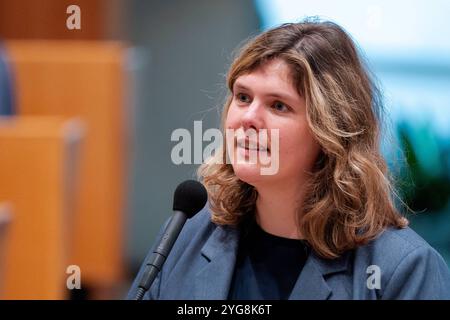 2024-04-17 Néerlandais Tweede Kamer débat plénier DEN HAAG, PAYS-BAS - 17 AVRIL : Marieke Koekkoek Volt lors du débat plénier au Tweede Kamer le 17 avril 2024 à Den Haag, pays-Bas Den Haag Tweede Kamer pays-Bas contenu non disponible pour redistribution aux pays-Bas directement ou indirectement par des tiers. Droit d'auteur : xJohnxBeckmannx Banque D'Images