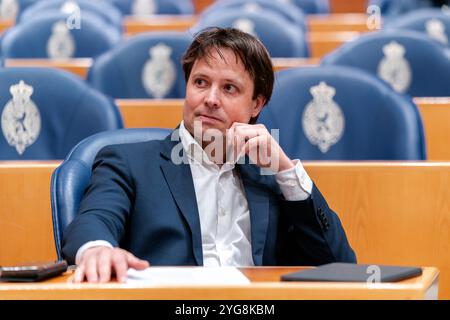 2024-04-17 Néerlandais Tweede Kamer débat plénier DEN HAAG, PAYS-BAS - 17 AVRIL : Joost Sneller D66 lors du débat plénier à la Tweede Kamer le 17 avril 2024 à Den Haag, pays-Bas Den Haag Tweede Kamer pays-Bas contenu non disponible pour redistribution aux pays-Bas directement ou indirectement par des tiers. Droit d'auteur : xJohnxBeckmannx Banque D'Images