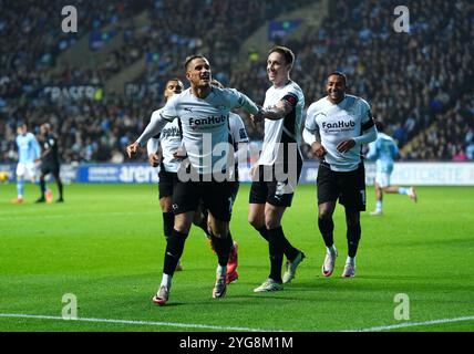 Jerry Yates du comté de Derby célèbre le deuxième but de son équipe, un but marqué par Bobby Thomas de Coventry City (non représenté) lors du Sky Bet Championship match à Coventry Building Society Arena, Coventry. Date de la photo : mercredi 6 novembre 2024. Banque D'Images