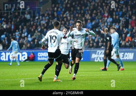 Jerry Yates du comté de Derby célèbre le deuxième but de son équipe, un but marqué par Bobby Thomas de Coventry City (non représenté) lors du Sky Bet Championship match à Coventry Building Society Arena, Coventry. Date de la photo : mercredi 6 novembre 2024. Banque D'Images