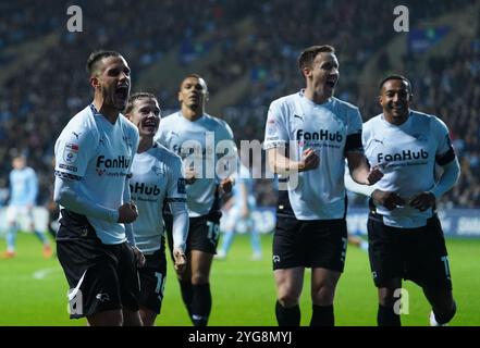 Jerry Yates du comté de Derby célèbre le deuxième but de son équipe, un but marqué par Bobby Thomas de Coventry City (non représenté) lors du Sky Bet Championship match à Coventry Building Society Arena, Coventry. Date de la photo : mercredi 6 novembre 2024. Banque D'Images