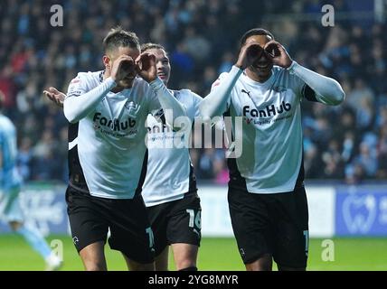 Jerry Yates du comté de Derby célèbre le deuxième but de son équipe, un but marqué par Bobby Thomas de Coventry City (non représenté) lors du Sky Bet Championship match à Coventry Building Society Arena, Coventry. Date de la photo : mercredi 6 novembre 2024. Banque D'Images