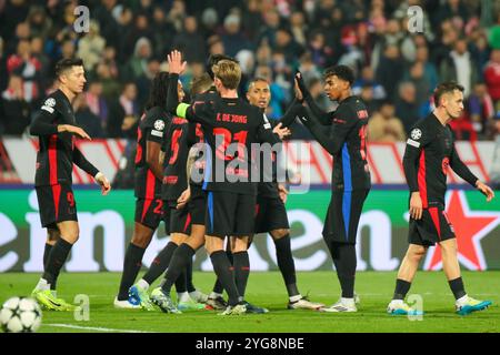 Belgrade, Serbie. 6 novembre 2024. Les joueurs de Barcelone célèbrent après avoir marqué un but lors du match MD4 de l'UEFA Champions League 2024/25 entre le FK Crvena Zvezda et le FC Barcelone au stade Rajko Mitic le 06 novembre 2024. Crédit : Dimitrije Vasiljevic/Alamy Live News Banque D'Images