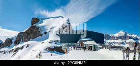 Arabba, Italie - 24 mars 2024 : station de téléphérique supérieure sur Porta Vescovo dans la station de ski Arabba dans les Dolomites. Les skieurs quittent la station et préparent t Banque D'Images