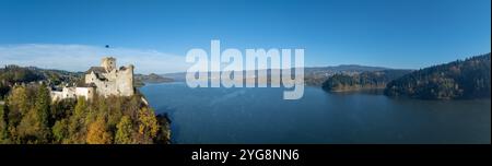 Pologne. Large panorama de drone aérien du lac artificiel Czorsztyn, château médiéval Niedzica et vue lointaine sur les ruines du château Czorsztyn et la montagne Gorce couru Banque D'Images
