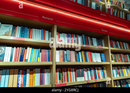 Une photo de la section romance dans une librairie à Milan. Banque D'Images