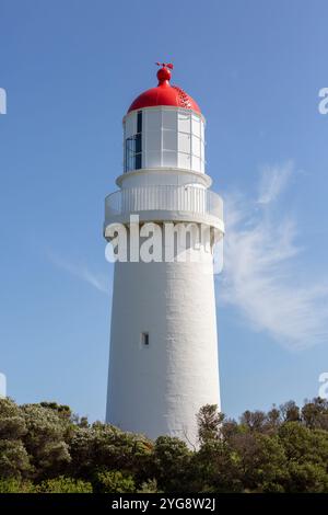 Phare de Cape Schanck, Victoria, Australie avec la côte de la péninsule de Mornington en vue par une journée ensoleillée avec des nuages éparpillés Banque D'Images