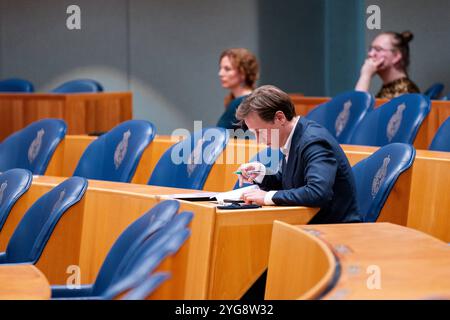 2024-03-26 Néerlandais Tweede Kamer débat plénier DEN HAAG, PAYS-BAS - MARS 26 : Laurens Dassen Volt lors du débat plénier au Tweede Kamer le 26 mars 2024 à Den Haag, pays-Bas Den Haag Tweede Kamer pays-Bas contenu non disponible pour redistribution aux pays-Bas directement ou indirectement par des tiers. Droit d'auteur : xJohnxBeckmannx Banque D'Images