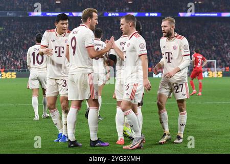 Munich, Allemagne. 06 novembre 2024. MUNICH, ALLEMAGNE - 6 NOVEMBRE : les joueurs du FC Bayern Muenchen célèbrent leur but lors du match MD4 de l'UEFA Champions League 2024/25 phase League entre le FC Bayern München et le SL Benfica au Football Arena Munich le 6 novembre 2024 à Munich, Allemagne.241106 SEPA 24 084 - 20241106 PD13611 crédit : APA-PictureDesk/Alamy Live News Banque D'Images