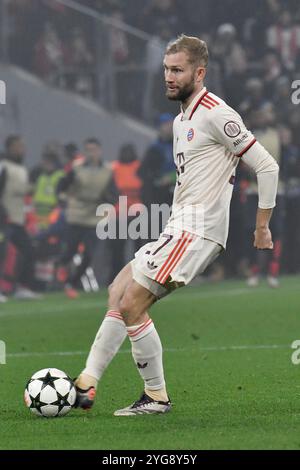 Munich, Allemagne. 06 novembre 2024. MUNICH, ALLEMAGNE - 6 NOVEMBRE : Konrad Laimer du Bayern Muenchen lors du match MD4 de l'UEFA Champions League 2024/25 entre le FC Bayern München et le SL Benfica au Football Arena Munich le 6 novembre 2024 à Munich, Allemagne.241106 SEPA 24 081 - 20241106 PD13620 crédit : APA-PictureDesk/Alamy Live News Banque D'Images