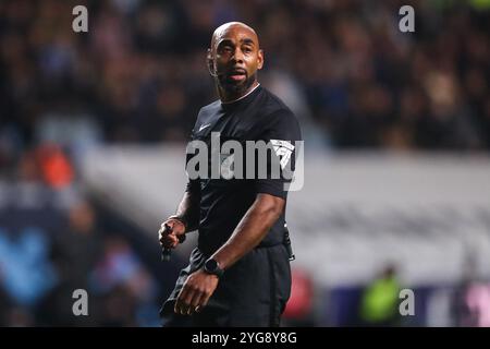 Arbitre Sam Allison lors du match du Sky Bet Championship Coventry City vs Derby County à Coventry Building Society Arena, Coventry, Royaume-Uni, 6 novembre 2024 (photo de Gareth Evans/News images) Banque D'Images