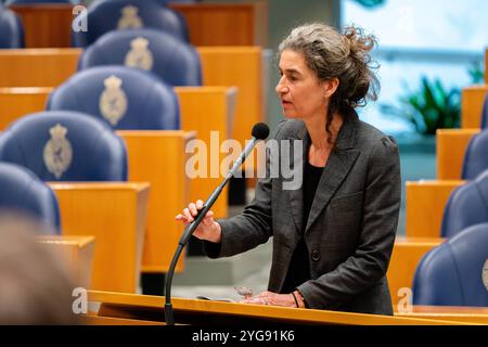 2024-01-16 Néerlandais Tweede Kamer heure des questions DEN HAAG, PAYS-BAS - 16 JANVIER : Danielle Hirsch GLPVDA pendant l'heure des questions au Tweede Kamer le 16 janvier 2024 à Den Haag, pays-Bas Den Haag Tweede Kamer pays-Bas contenu non disponible pour redistribution aux pays-Bas directement ou indirectement par des tiers. Droit d'auteur : xJohnxBeckmannx Banque D'Images