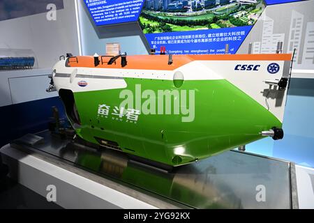 SHANGHAI, CHINE - 6 NOVEMBRE 2024 - Un modèle du submersible habité en haute mer 1 :6 'Fighter' est exposé au Pavillon de la Chine au 7ème CH Banque D'Images