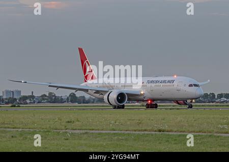 Turkish Airlines Dreamliner atterrit à l'aéroport d'Amsterdam Schipol, Polderbaan, pays-Bas lundi 10 juillet 2023 Banque D'Images