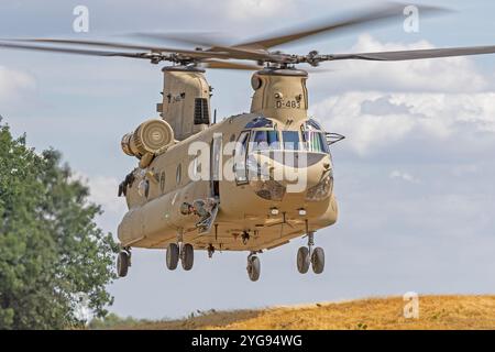 Boeing Chinook de la Royal Netherlands Air Force du 298 Sqn RNLAF, entraînement sur pente à Vliegbasis Gilze-Rijen, pays-Bas, lundi 10 juillet 2023 Banque D'Images