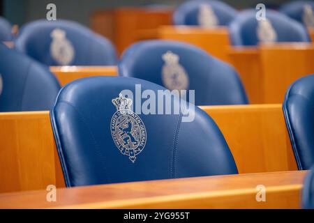 2024-02-13 Néerlandais Tweede Kamer débat plénier DEN HAAG, PAYS-BAS - 13 FÉVRIER : chaise vide à l'intérieur du Tweede Kamer lors du débat plénier au Tweede Kamer le 13 février 2024 à Den Haag, pays-Bas. Den Haag Tweede Kamer Netherlands contenu non disponible pour redistribution aux pays-Bas directement ou indirectement par le biais de tiers. Droit d'auteur : xJohnxBeckmannx Banque D'Images