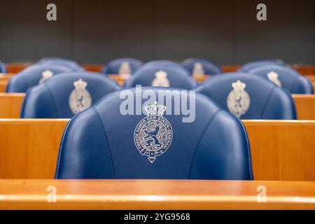 2024-02-13 Néerlandais Tweede Kamer débat plénier DEN HAAG, PAYS-BAS - 13 FÉVRIER : chaise vide à l'intérieur du Tweede Kamer lors du débat plénier au Tweede Kamer le 13 février 2024 à Den Haag, pays-Bas. Den Haag Tweede Kamer Netherlands contenu non disponible pour redistribution aux pays-Bas directement ou indirectement par le biais de tiers. Droit d'auteur : xJohnxBeckmannx Banque D'Images