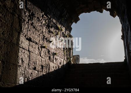 L'ancienne sortie d'un tunnel, encadrée par des murs de pierre altérés. Banque D'Images