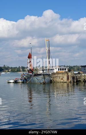 vieux bateaux et barges délabrés et négligés amarrés sur la rivière orwell à pin mill, suffolk angleterre Banque D'Images