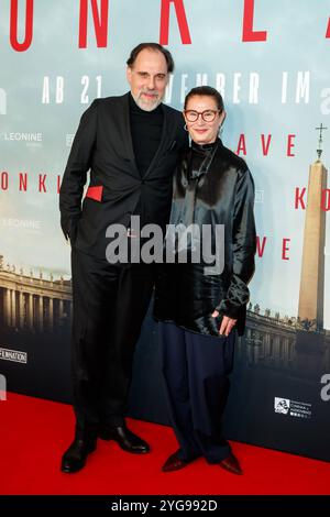 Première - Konklave Thomas Loibl und Lisy Christl BEI der Deutschland Premiere zum Kinofilm Konklave im Delphi-Filmpalast AM 06.11.2024 à Berlin. *** Première Konklave Thomas Loibl et Lisy Christl à la première allemande du film Konklave au Delphi Filmpalast le 06 11 2024 à Berlin Copyright : xEventpressxKochanx Banque D'Images