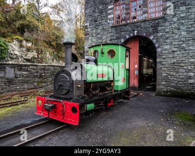 Patrimoine industriel avec un train à vapeur à voie étroite vieux de 100 ans au Dinorweg Slate Quarry Museum situé dans le village de Llanberis dans le nord du pays de Galles Banque D'Images