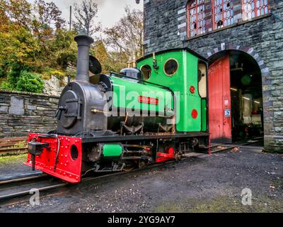 Patrimoine industriel avec un train à vapeur à voie étroite vieux de 100 ans au Dinorweg Slate Quarry Museum situé dans le village de Llanberis dans le nord du pays de Galles Banque D'Images