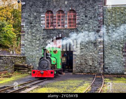 Patrimoine industriel avec un train à vapeur à voie étroite vieux de 100 ans au Dinorweg Slate Quarry Museum situé dans le village de Llanberis dans le nord du pays de Galles Banque D'Images