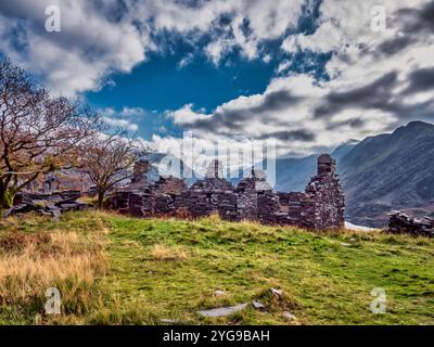 Voici quelques-uns de ce qui était autrefois des chalets de mineurs sur le site abandonné du patrimoine mondial de l'UNESCO de la carrière d'ardoise de Dinorwig à Llanberis dans le nord du pays de Galles Banque D'Images