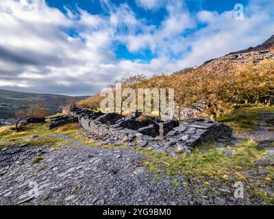 Voici quelques-uns de ce qui était autrefois des chalets de mineurs sur le site abandonné du patrimoine mondial de l'UNESCO de la carrière d'ardoise de Dinorwig à Llanberis dans le nord du pays de Galles Banque D'Images