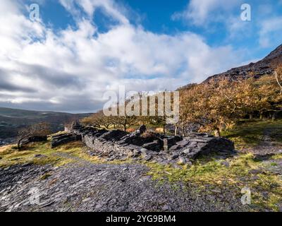 Voici quelques-uns de ce qui était autrefois des chalets de mineurs sur le site abandonné du patrimoine mondial de l'UNESCO de la carrière d'ardoise de Dinorwig à Llanberis dans le nord du pays de Galles Banque D'Images