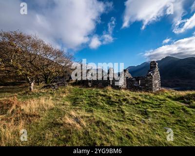 Voici quelques-uns de ce qui était autrefois des chalets de mineurs sur le site abandonné du patrimoine mondial de l'UNESCO de la carrière d'ardoise de Dinorwig à Llanberis dans le nord du pays de Galles Banque D'Images