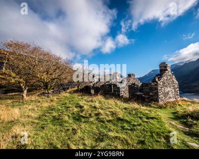 Voici quelques-uns de ce qui était autrefois des chalets de mineurs sur le site abandonné du patrimoine mondial de l'UNESCO de la carrière d'ardoise de Dinorwig à Llanberis dans le nord du pays de Galles Banque D'Images