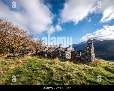 Voici quelques-uns de ce qui était autrefois des chalets de mineurs sur le site abandonné du patrimoine mondial de l'UNESCO de la carrière d'ardoise de Dinorwig à Llanberis dans le nord du pays de Galles Banque D'Images