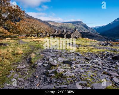 Voici quelques-uns de ce qui était autrefois des chalets de mineurs sur le site abandonné du patrimoine mondial de l'UNESCO de la carrière d'ardoise de Dinorwig à Llanberis dans le nord du pays de Galles Banque D'Images