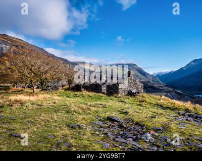 Voici quelques-uns de ce qui était autrefois des chalets de mineurs sur le site abandonné du patrimoine mondial de l'UNESCO de la carrière d'ardoise de Dinorwig à Llanberis dans le nord du pays de Galles Banque D'Images