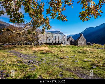 Voici quelques-uns de ce qui était autrefois des chalets de mineurs sur le site abandonné du patrimoine mondial de l'UNESCO de la carrière d'ardoise de Dinorwig à Llanberis dans le nord du pays de Galles Banque D'Images