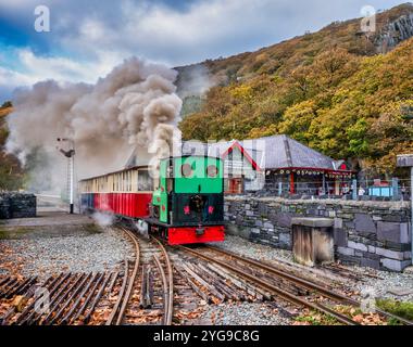 Patrimoine industriel avec un train à vapeur à voie étroite vieux de 100 ans au Dinorweg Slate Quarry Museum situé dans le village de Llanberis dans le nord du pays de Galles Banque D'Images