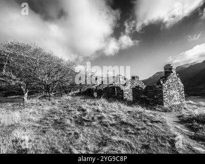 Voici quelques-uns de ce qui était autrefois des chalets de mineurs sur le site abandonné du patrimoine mondial de l'UNESCO de la carrière d'ardoise de Dinorwig à Llanberis dans le nord du pays de Galles Banque D'Images