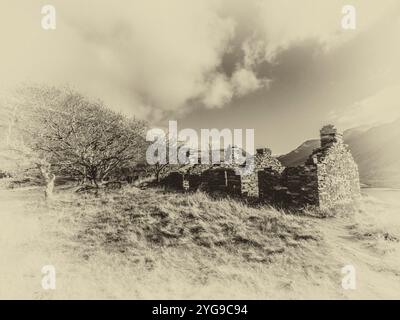 Voici quelques-uns de ce qui était autrefois des chalets de mineurs sur le site abandonné du patrimoine mondial de l'UNESCO de la carrière d'ardoise de Dinorwig à Llanberis dans le nord du pays de Galles Banque D'Images