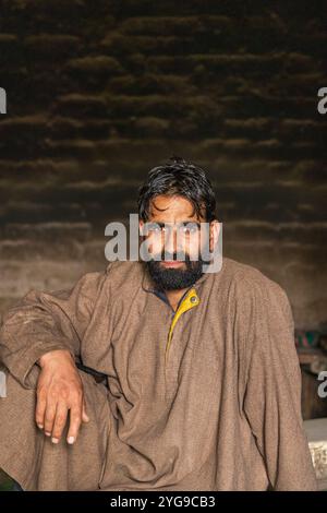 Raiyar Beruwa, Khan Sahib Tehsil, Jammu-et-Cachemire, Inde. Portrait d'un homme. Banque D'Images