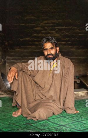 Raiyar Beruwa, Khan Sahib Tehsil, Jammu-et-Cachemire, Inde. Portrait d'un homme. Banque D'Images