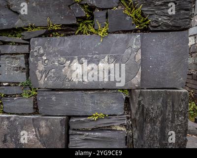 Illustration d'un ancien résident des chalets des mineurs connus sous le nom de Anglesey Barracks dans la carrière d'ardoise Dinorwig à Llanberis dans le nord du pays de Galles Banque D'Images