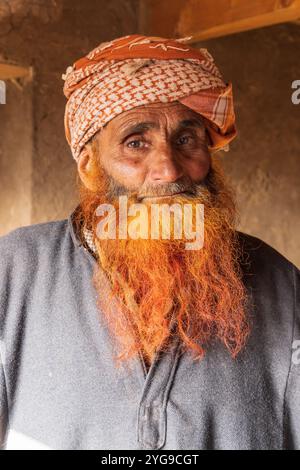 Khan Sahib Tehsil, Jammu-et-Cachemire, Inde. Homme avec une barbe teinte au henné rouge dans un village. Banque D'Images