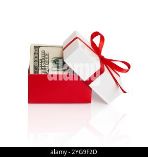 Boîte-cadeau avec noeud de ruban rouge et billets d'un dollar à l'intérieur isolé sur blanc Banque D'Images