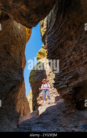 Randonneuse ; Echo Canyon Grotto ; Echo Canyon Trail ; Chiricahua National Monument ; Arizona; ÉTATS-UNIS Banque D'Images
