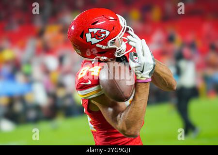 Kansas City, Missouri, États-Unis, 4 novembre 2024, le récepteur Justin Watson #84 des Chiefs de Kansas City s'échauffe au stade GEHA Field Arrowhead. (Crédit photo : Marty Jean-Louis/Alamy Live News Banque D'Images